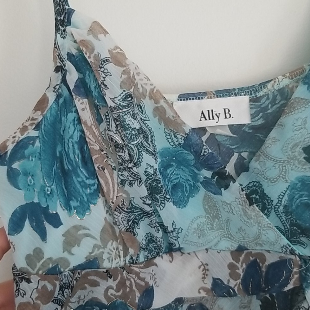 Beautiful Blue Floral Summer Top - Picture 2 of 8